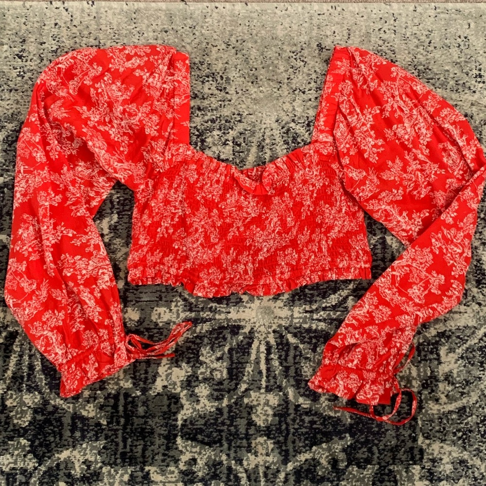 Cropped puffed sleeved top